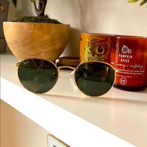 Ray-Ban round metal sunglasses. Lenses green solid color, metal gold frame.